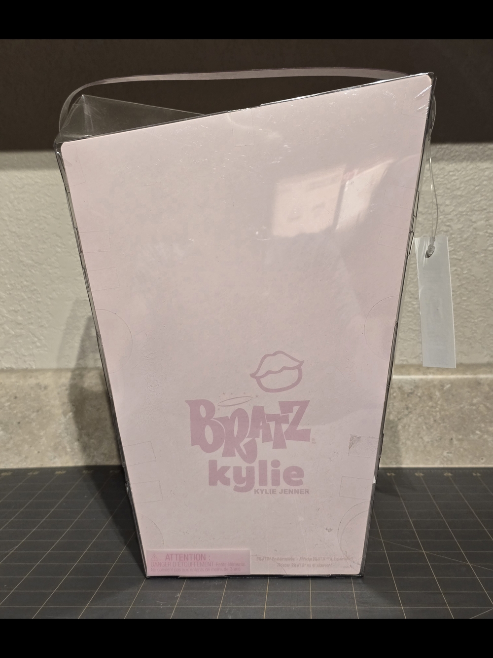 Bratz Kylie Jenner "Day Fashion" Doll - Picture 2 of 2